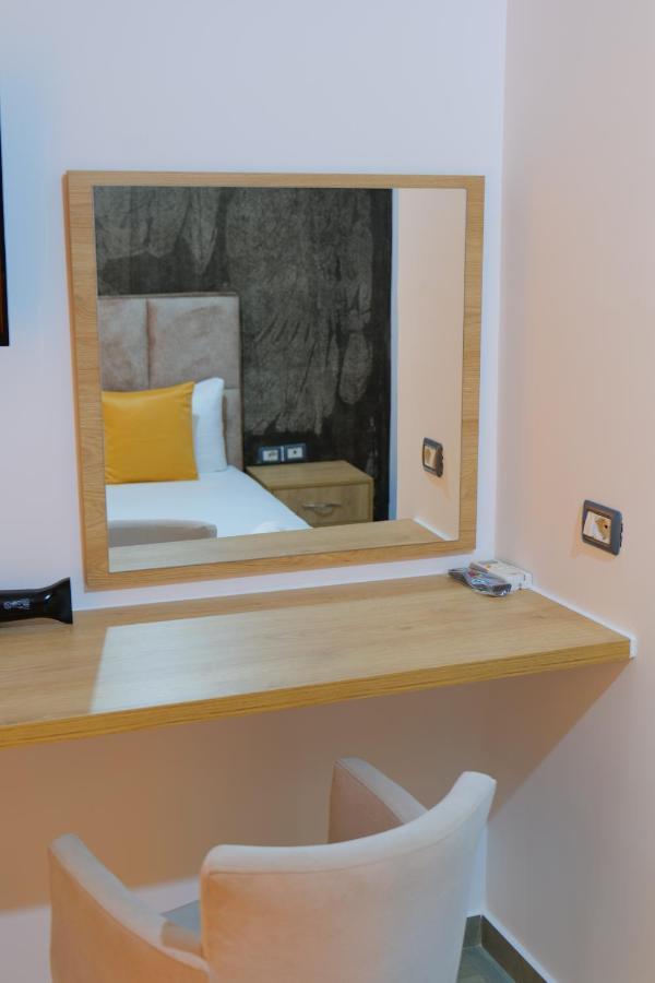 Hotel Adi-Vera Sarandë エクステリア 写真