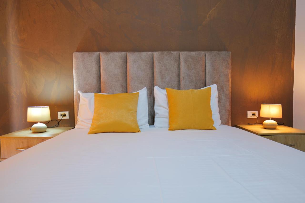 Hotel Adi-Vera Sarandë エクステリア 写真